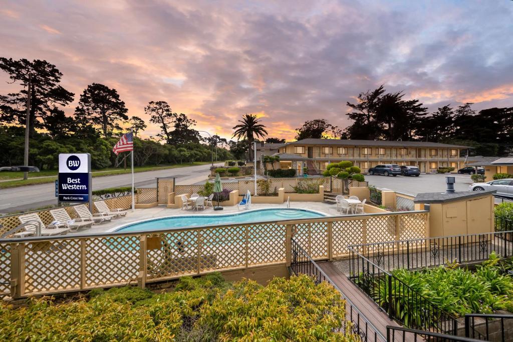 蒙特雷蒙特雷贝斯特韦斯特科瑞斯特公园酒店的享有带游泳池和椅子的度假村景色