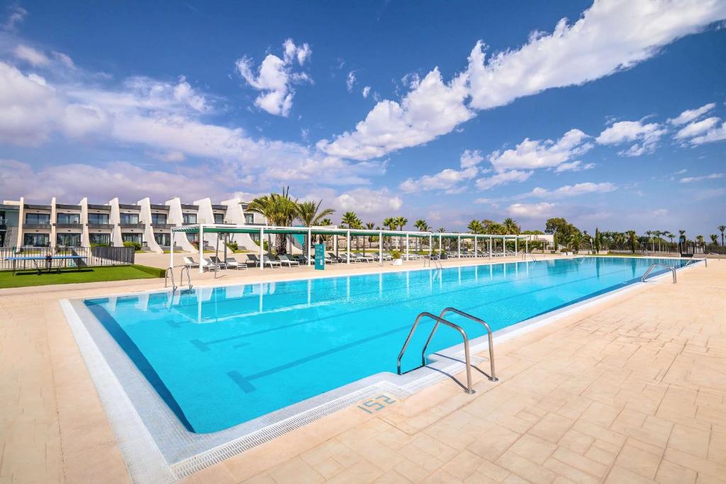 卡塔赫纳Occidental Mar Menor的度假村内的大型游泳池