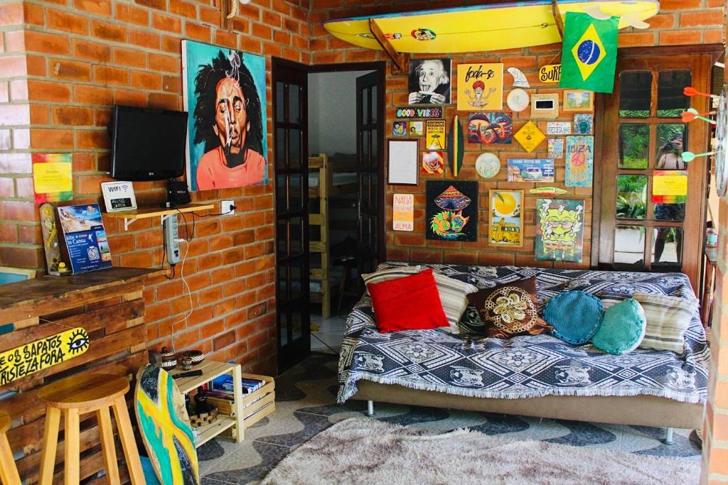 卡诺格布拉达Canoa Roots Hostel & Camping的砖墙内的一个床位的房间