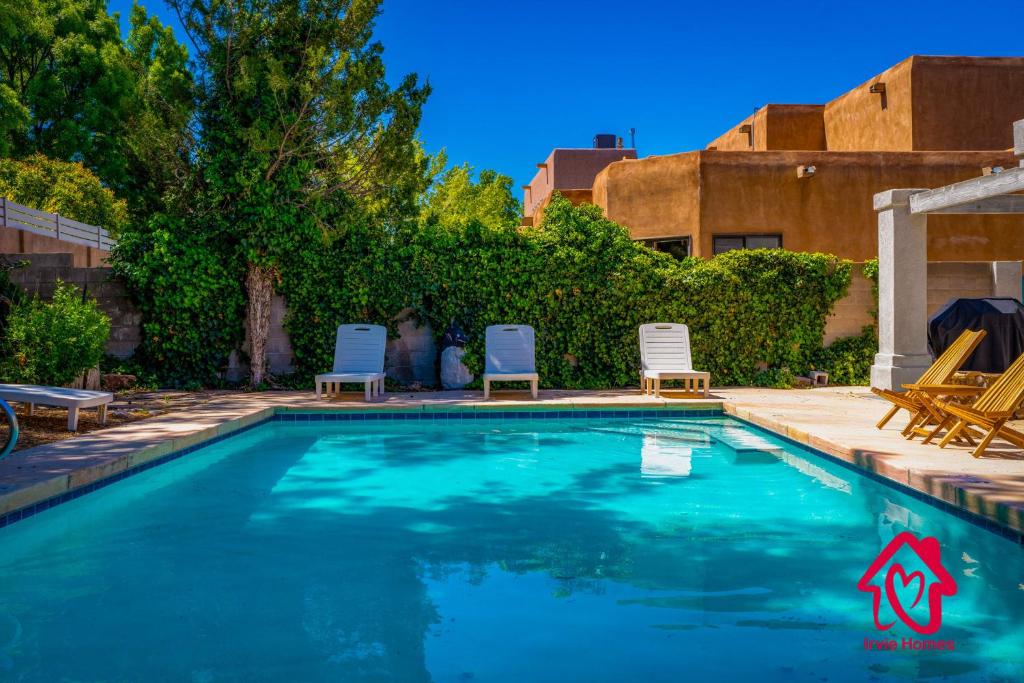 阿拉米达Pueblo Moon w Pool - An Irvie Home的庭院内一个带两把草坪椅的游泳池