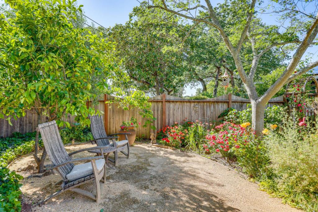 索诺玛Romantic Casita with Garden and Deck 2 Miles to Plaza!的花园内摆放着两把椅子和一张桌子