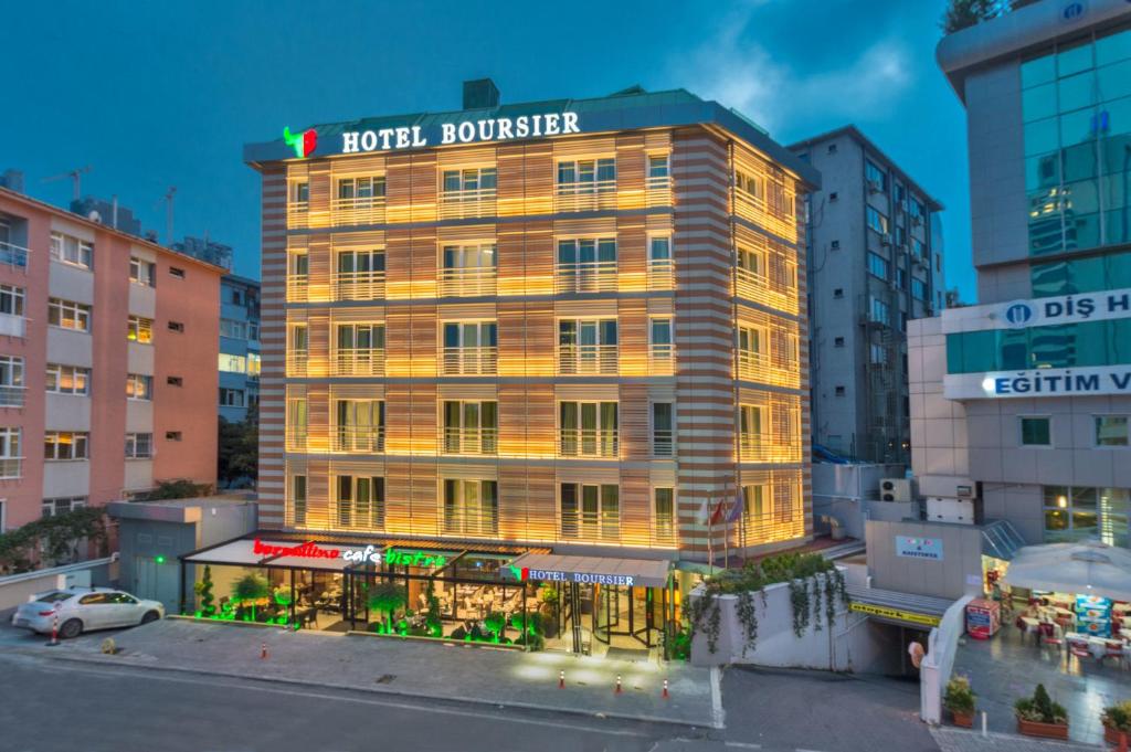 伊斯坦布尔Hotel Boursier 1 & Spa的一座酒店大楼,上面有标志