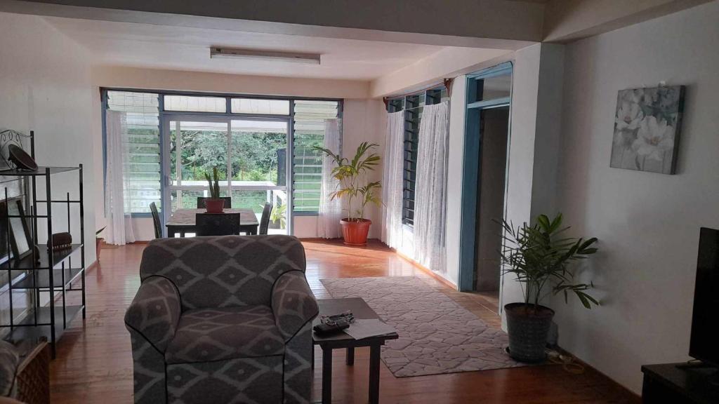 阿皮亚USO Homestay Samoa的客厅配有椅子和桌子