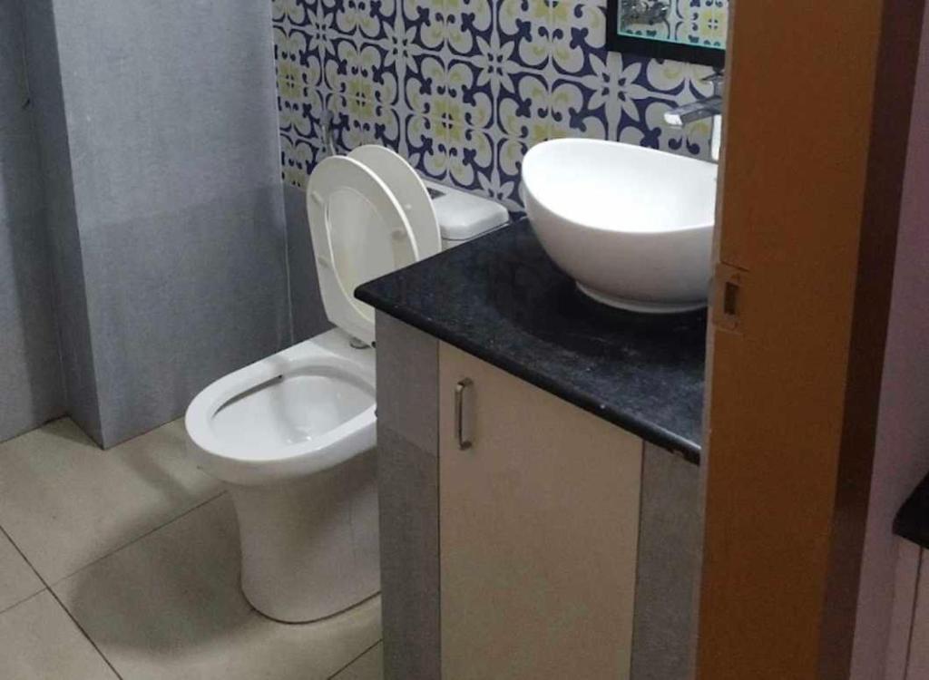提喀迪OYO Kailath Safe Stay Tourist Home的浴室配有白色卫生间和盥洗盆。