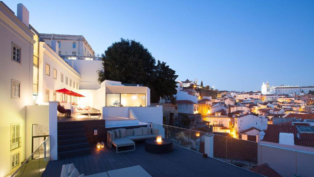 里斯本阿尔法玛曼莫 - 设计酒店的阳台,晚上可欣赏到城市景观