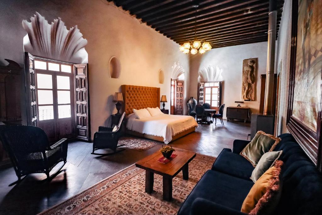雷亚尔卡托尔塞Casa Grande - Adults Only的客厅配有床和沙发