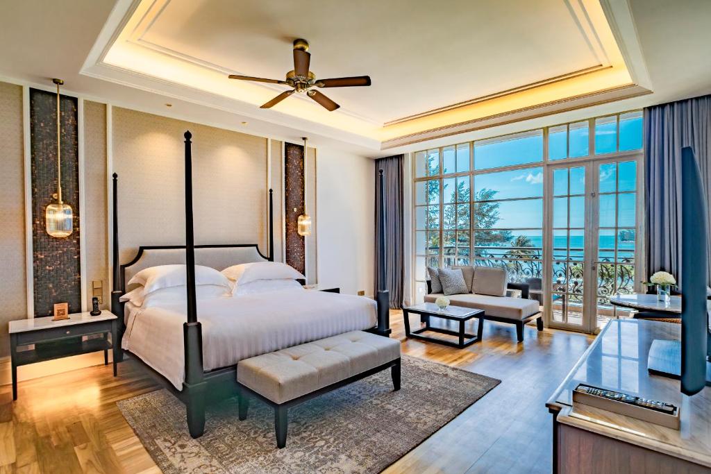 立咯海滩The Danna Langkawi - A Member of Small Luxury Hotels of the World的一间卧室设有一张床和一间客厅。