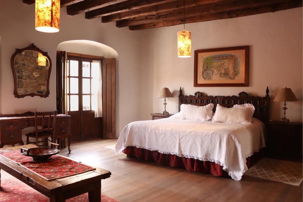 雷亚尔卡托尔塞Mesón de la Abundacia的一间卧室配有一张大床和一张桌子