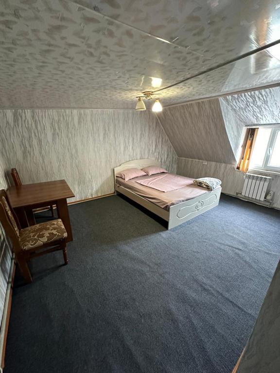 TaūtürgenКомплекс Тимур的一间小卧室,配有一张床和一张桌子