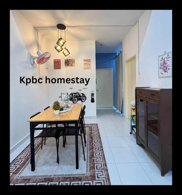 日得拉Kpbc Homestay 3bilik的一间厨房,里面配有桌椅