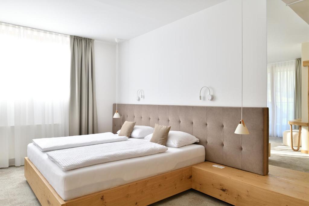Zgornja Kungota维拉驰科旅馆的一间卧室配有一张大床和木制床头板