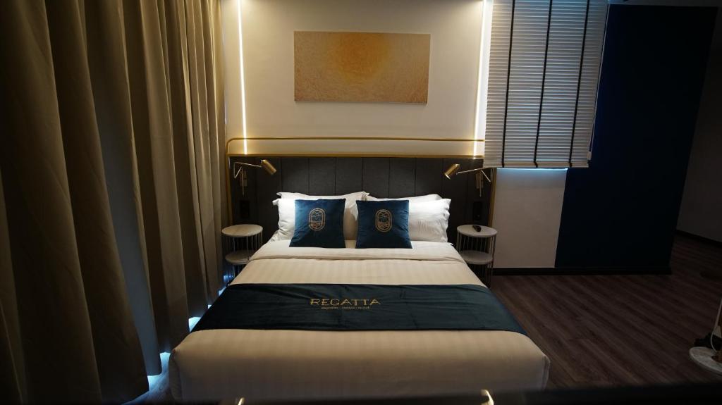 古晋Best Stay at Kozi Square的一间卧室配有带2个枕头的床