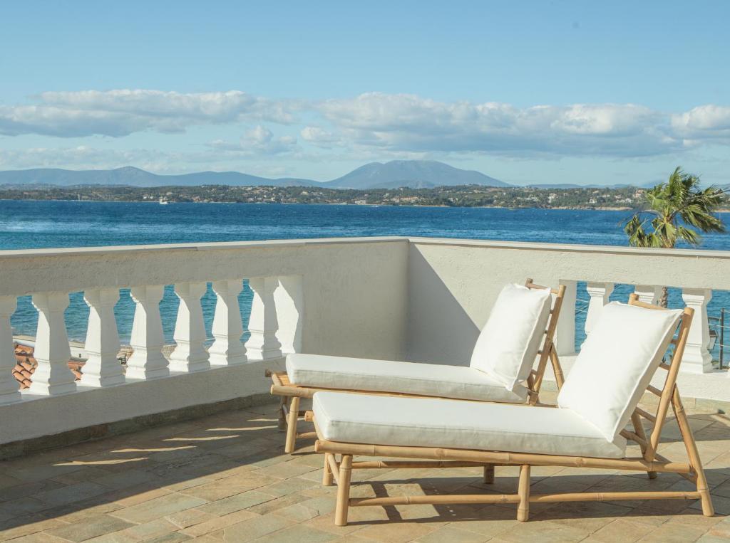 斯派赛斯Teresa Spetses的两把椅子坐在一个俯瞰着大海的阳台