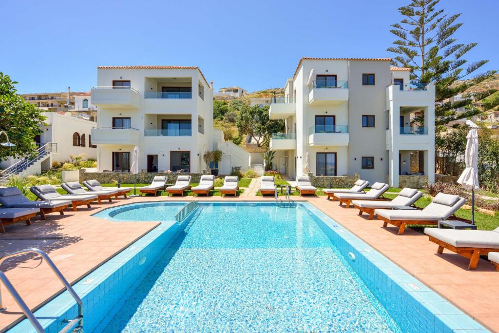 科林瓦里奥Panthea Luxury Living的一座别墅,在一座建筑前设有一个游泳池