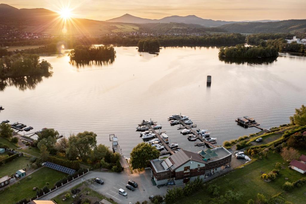 PíšťanyMarina Labe的享有码头的空中景色,在水上设有船只