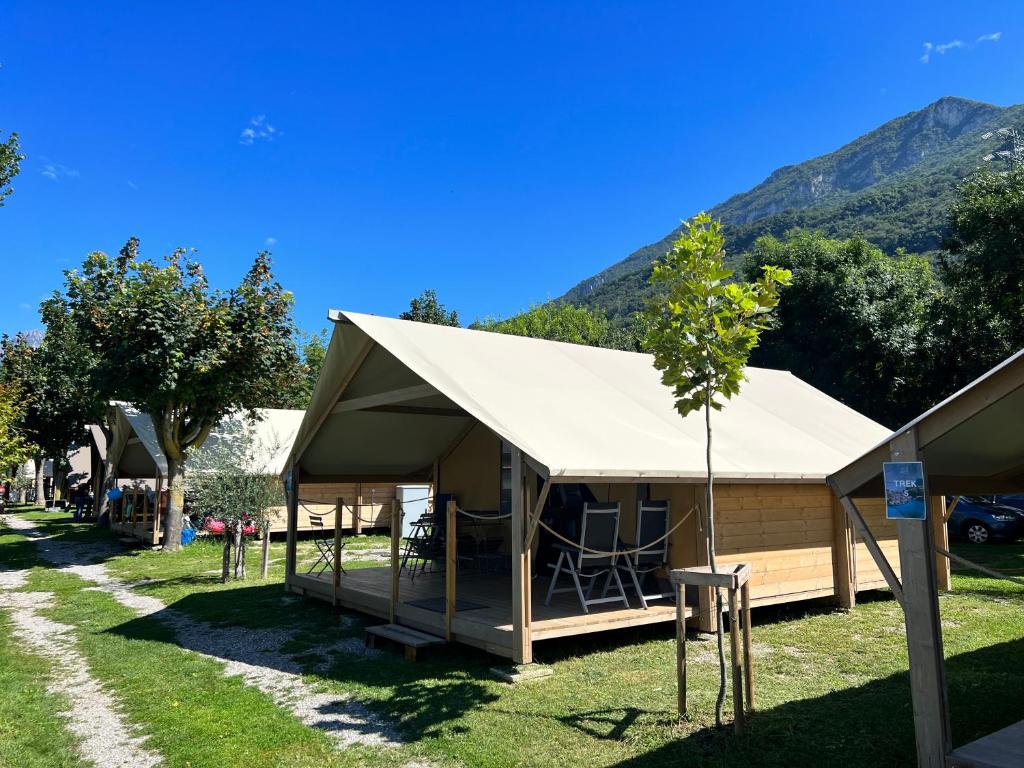 莱科Glamping Camping Rivabella的草上带桌椅的帐篷