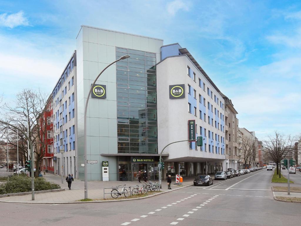 柏林B&B Hotel Berlin City-West的街道上拥有街灯的建筑