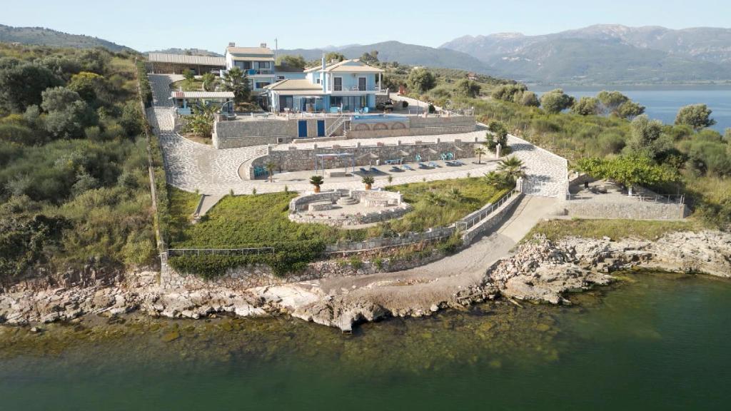 SpartosIris Villas的水中岛上房屋的空中景观