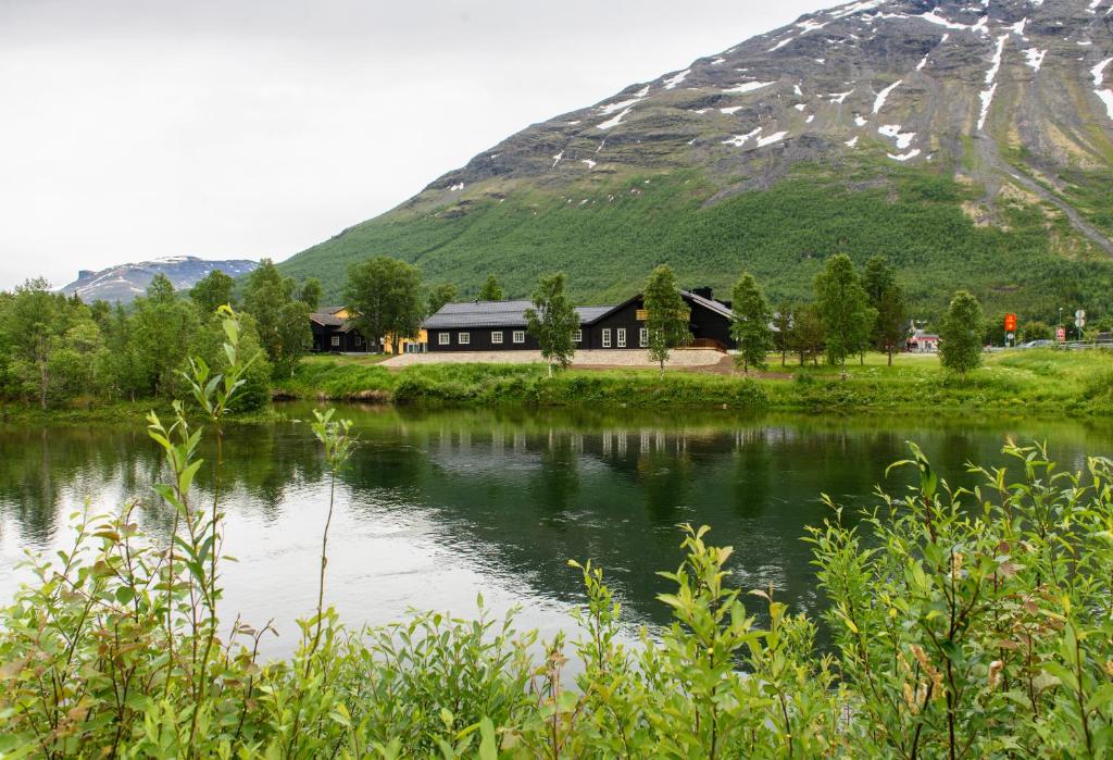 Nordkjosbotn沃兰哲西泰斯特酒店的湖畔房子,山底