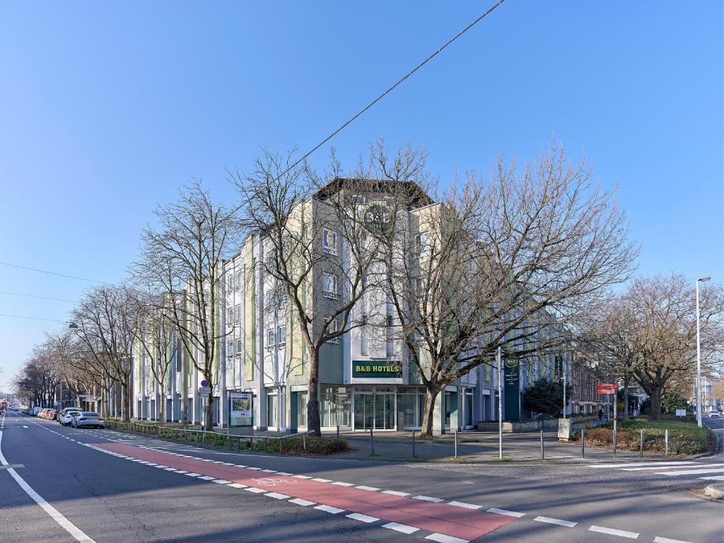 波恩B&B Hotel Bonn-City的街道边的建筑物
