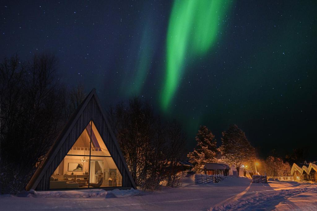 阿尔塔霍尔曼赫斯基山林小屋的天空中光辉灿烂的冰屋