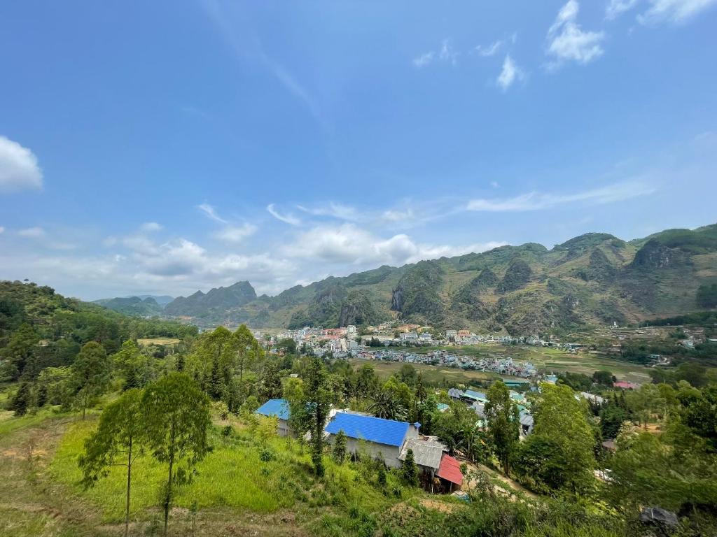 河江Best View Đồng Văn的山地山谷中的小镇