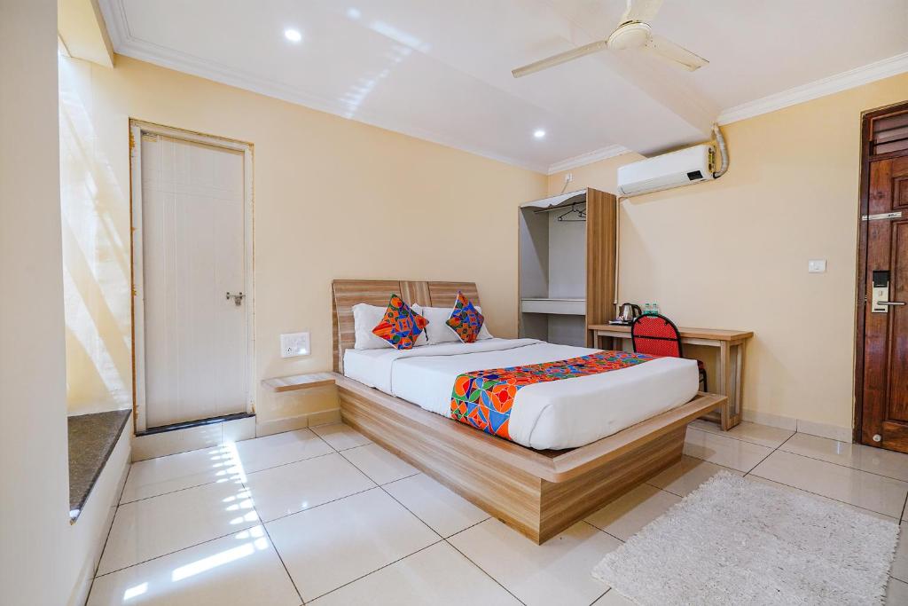 班加罗尔FabHotel BNS Comforts的卧室配有一张床