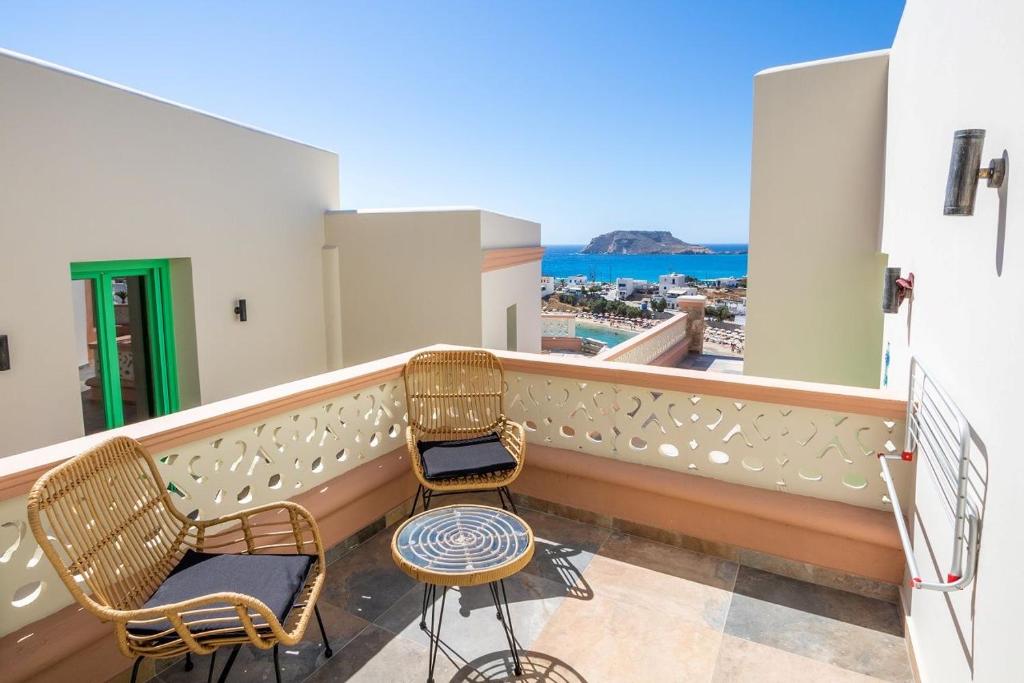 卡尔帕索斯La Scala Luxury Villa Μikis Theodorakis with jacuzzi的海景阳台上的两把椅子