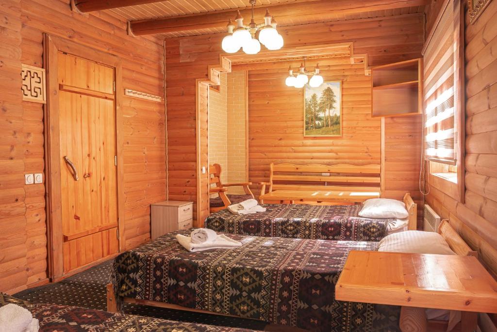 博罗沃耶BOROVOE Country Club的小木屋内一间卧室,配有两张床