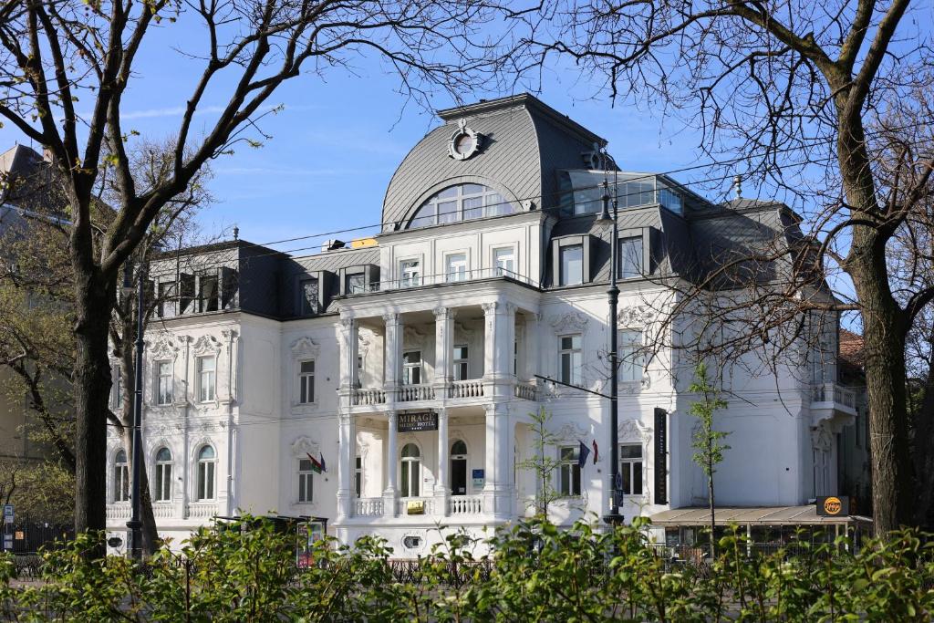 布达佩斯幻影梅迪奇酒店 的白色的豪宅,上面有钟