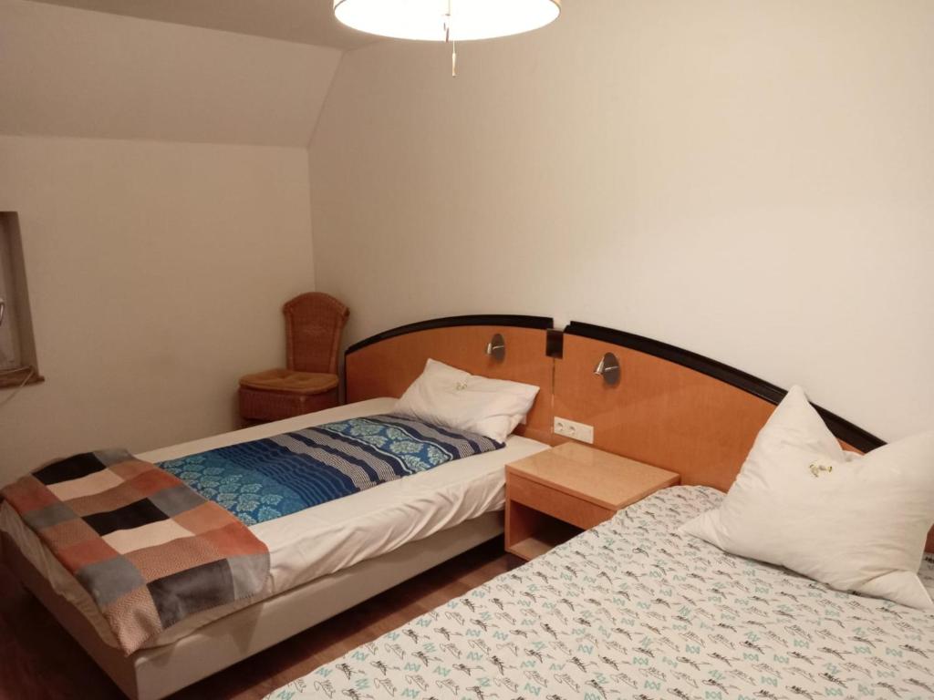 埃朗根Hostel Alegria-Jumbo的一间卧室配有两张床和一盏灯