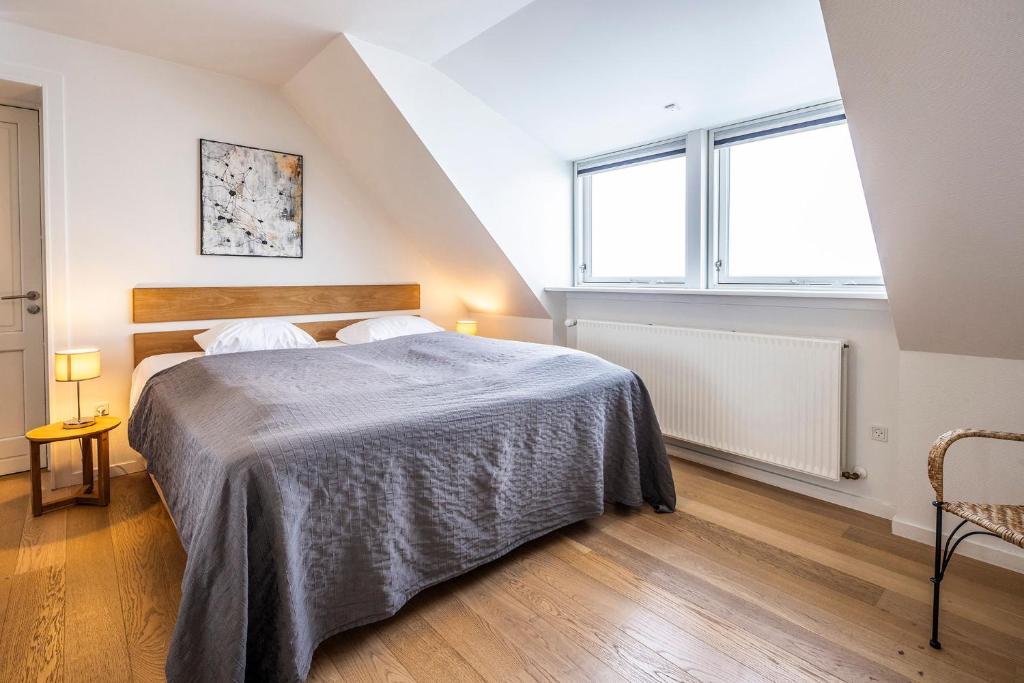 伊卢利萨特HOTEL SØMA Ilulissat的一间卧室设有一张床和一个大窗户
