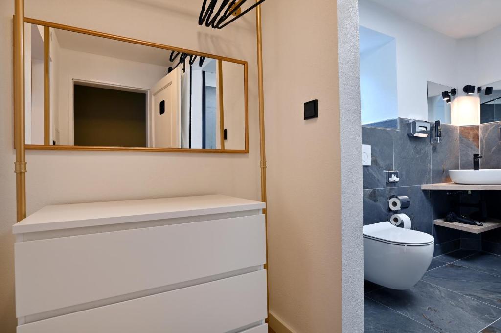 科赫姆泽赫霍夫酒店的一间带卫生间和镜子的浴室