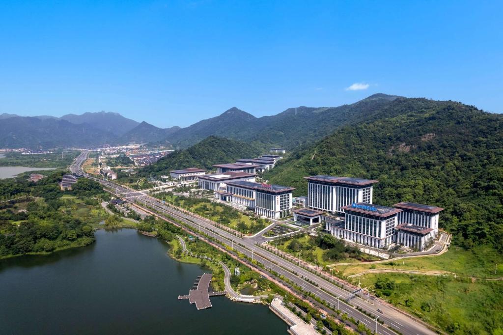 台州台州开投温德姆酒店的水体旁城市的空中景观