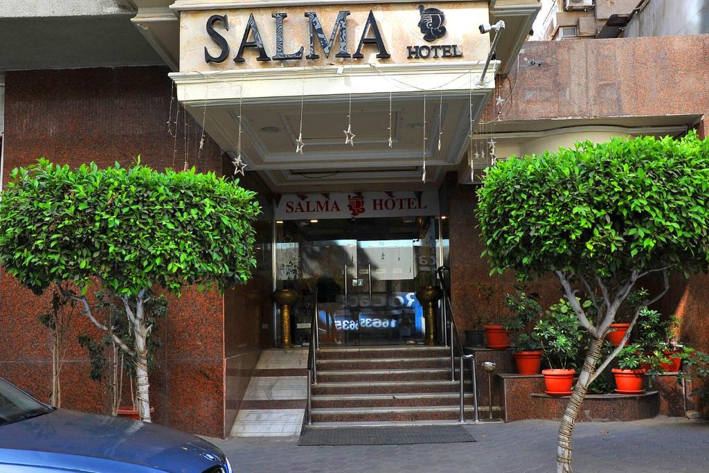 开罗Salma Hotel Cairo的一座西格玛酒店,设有通往大楼的楼梯