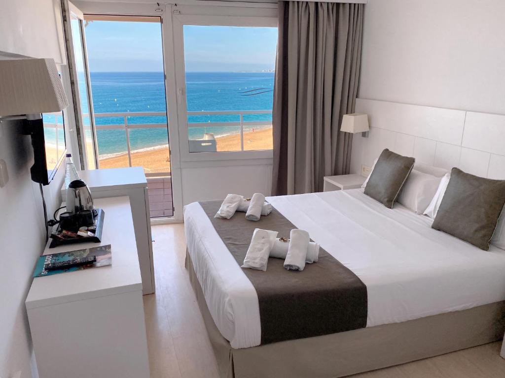 罗列特海岸Hotel Rosamar Maxim 4*- Adults Only的一间卧室设有一张床,享有海景