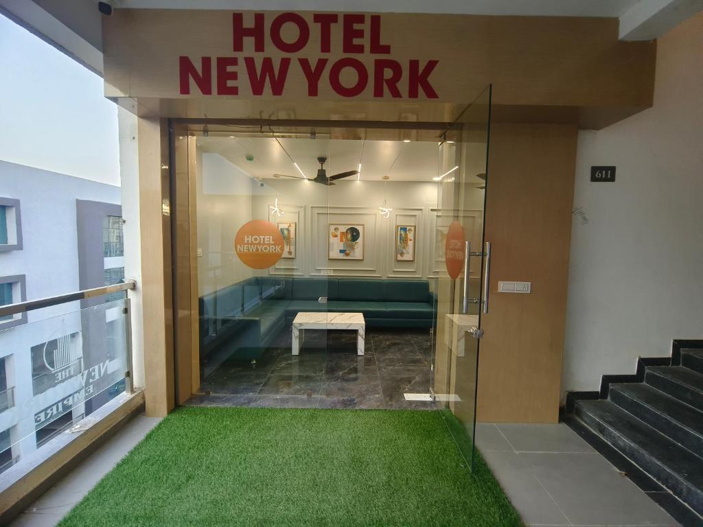 NarodaHOTEL NEW YoRK的酒店新纽约的商店,窗户上设有长凳