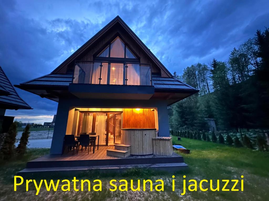 维托韦Prywatna Sauna i jacuzzi! Tatra Spa Witów的房屋的一侧设有大窗户