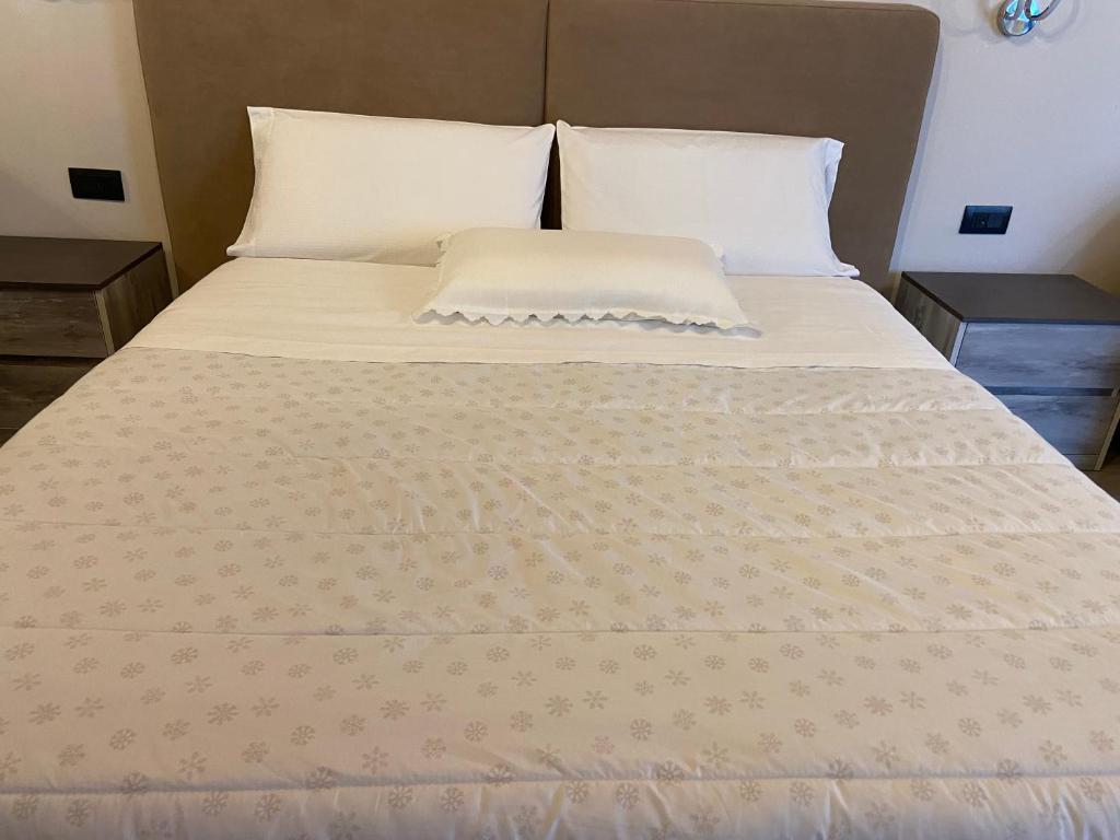 卡萨莱蒙费拉托Residenza Zotaj Small appartament的一张带白色床单和枕头的床