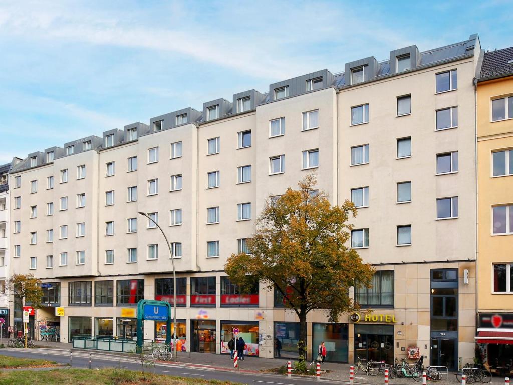 柏林B&B Hotel Berlin City-Ost的一条城市街道上的白色大建筑