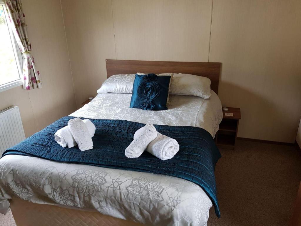 本布里奇Peaceful Bay Retreat的一间卧室配有带毛巾的床