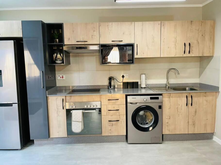 哈博罗内Motswedi 1 bedroom apartment B9的厨房配有洗衣机和洗碗机。