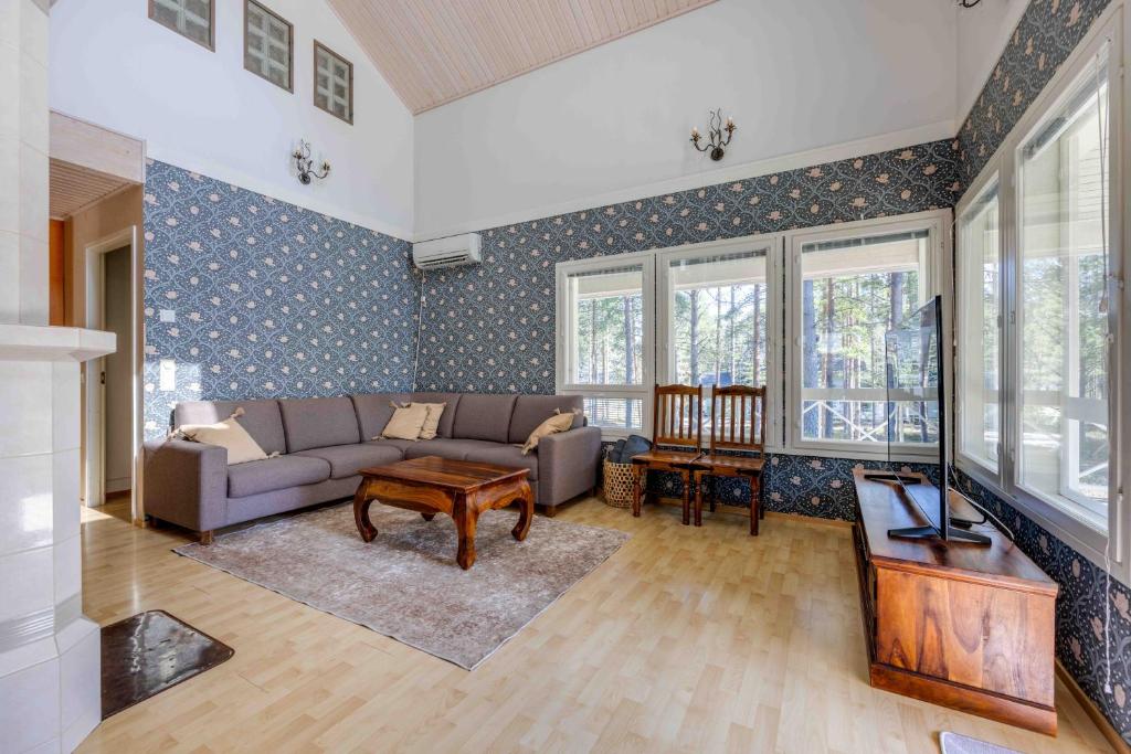 卡拉约基Holiday Cabin Mäntyhovi的客厅配有沙发和桌子