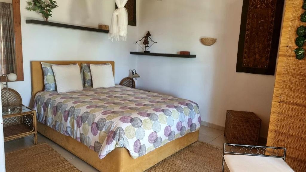 圣特奥托纽艾丽娅韦利亚坎普&塞罗小吃乡村民宿的卧室配有一张床