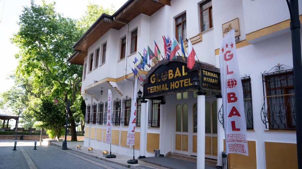 ÇekirgeGlobal Termal Hotel的一座标有酒店标志的建筑