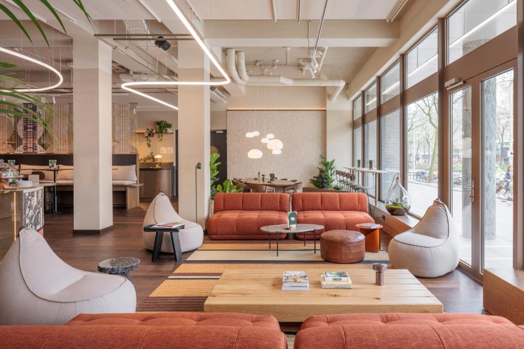 鹿特丹The Usual Rotterdam的客厅配有沙发和桌子