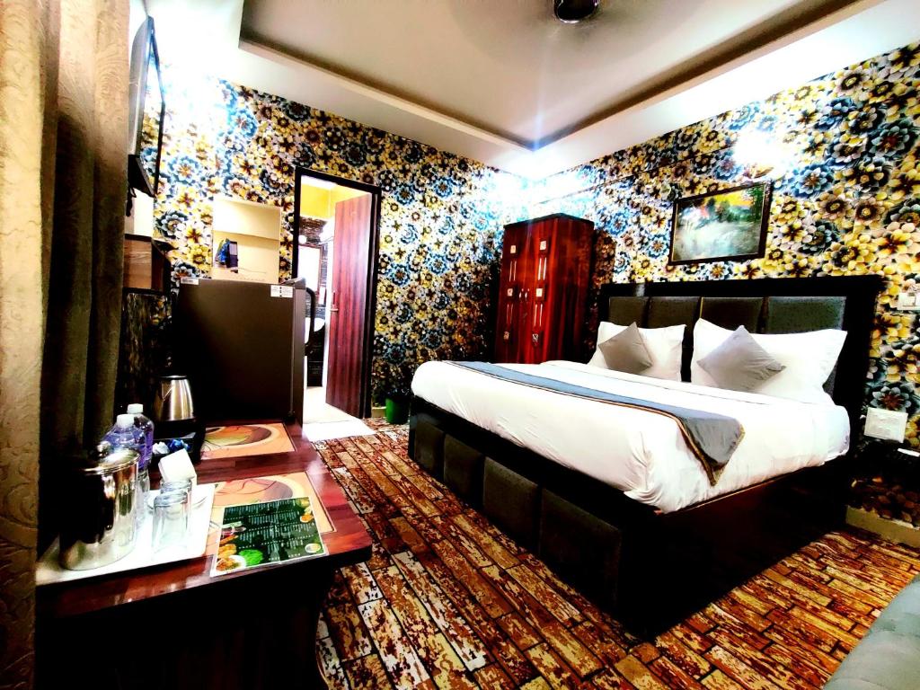 范兰德凡Tulsi Garden- Near Prem Mandir Vrindavan的一间卧室配有一张大床和一张桌子