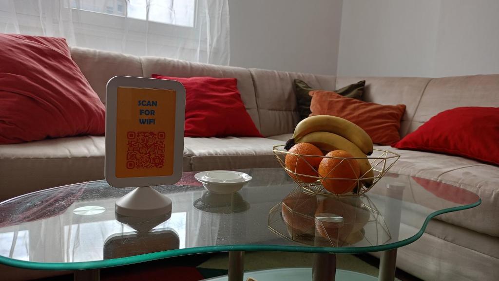 弗拉查尔（历史区）Clockwork orange apartment的玻璃桌上的标志,上面有一碗水果