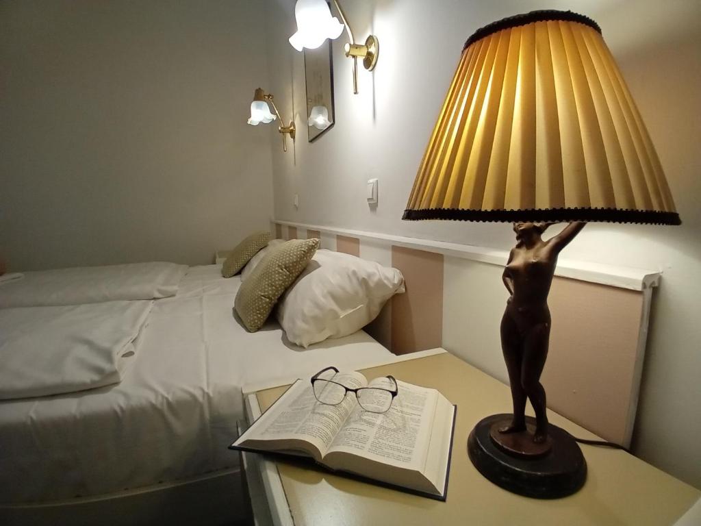 埃格尔Senator Ház的床头桌旁的灯和书