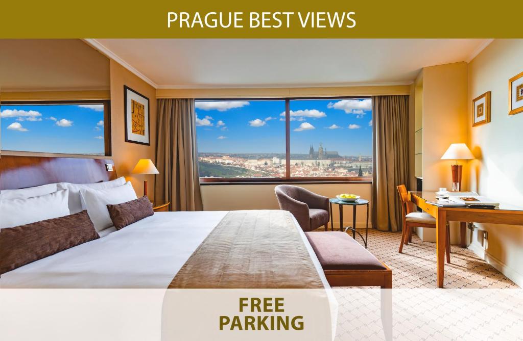 布拉格Grand Hotel Prague Towers - Czech Leading Hotels的酒店客房设有一张大床、一张桌子和一个窗户。